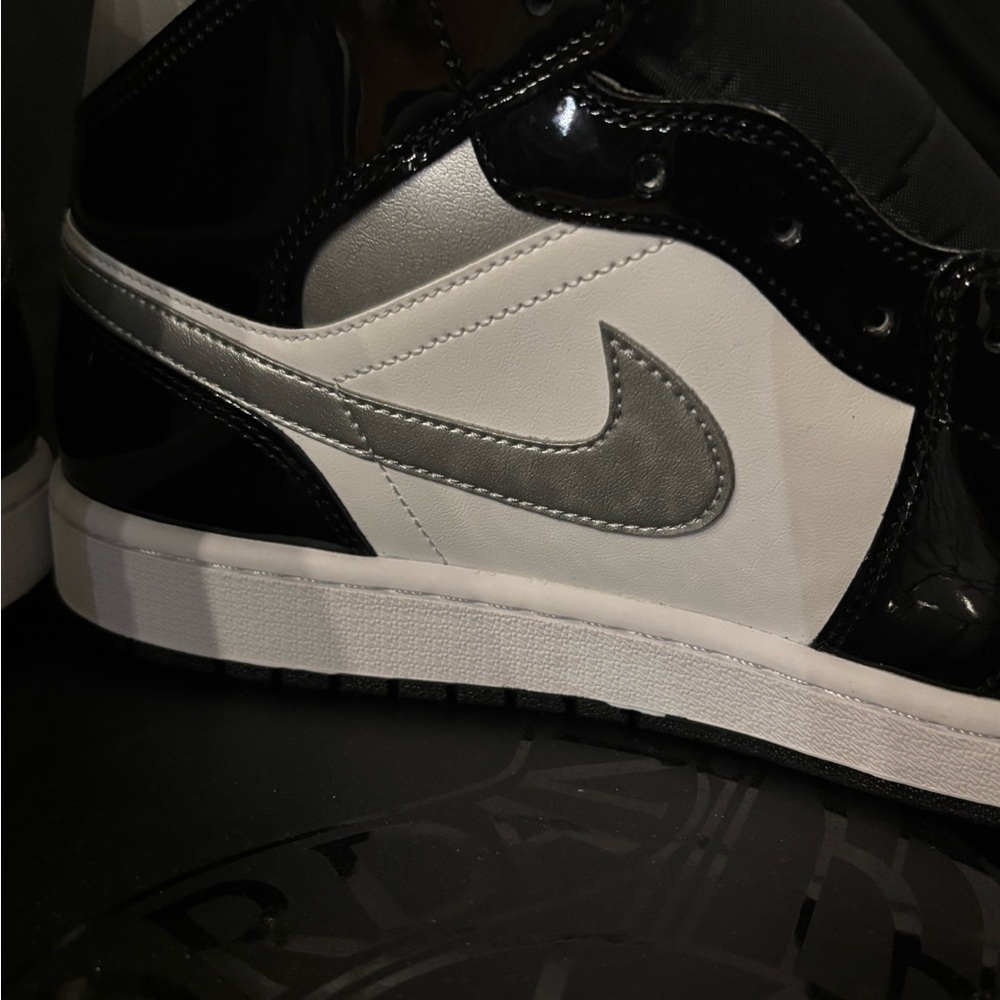 Jordan Air 1 Mid SE Black and Metallic Silver - Picture 7 of 8